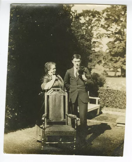 photographie de Jessie Conrad, épouse de Joseph Conrad, et leur second fils John Conrad, à Oswald