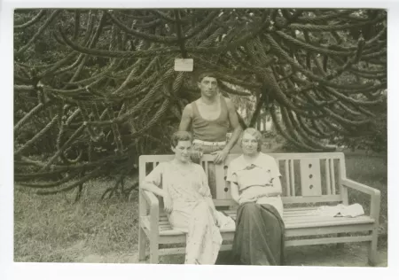 photographie d'Eugène Dabit, debout, Pauline Masereel, assise à droite, et Nina Mjedlova, l'interprète du couple Masereel