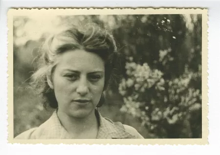 portrait photographique en buste d'Yvonne Davet, secrétaire d'André Gide