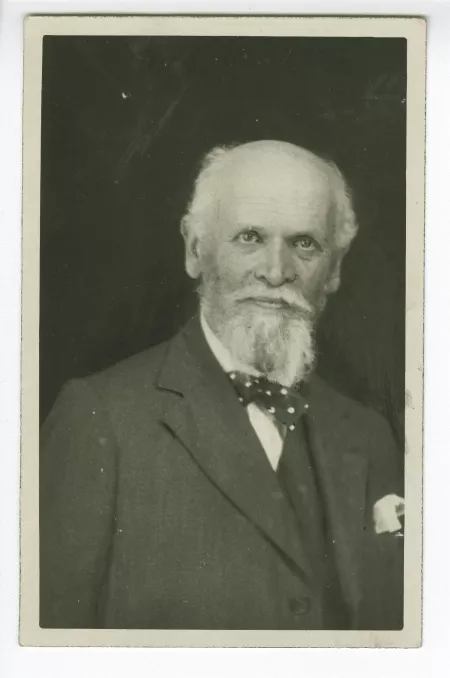 portrait photographique en buste de Paul Desjardins, aux décades de Pontigny, août 1930