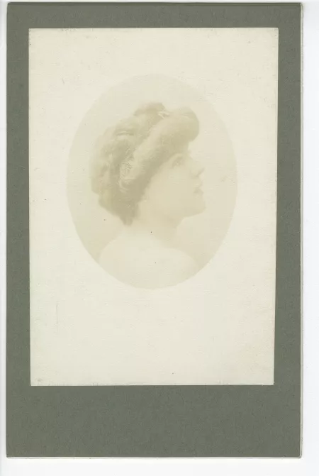 portrait photographique en buste de Lucie Delarue-Mardrus, de profil
