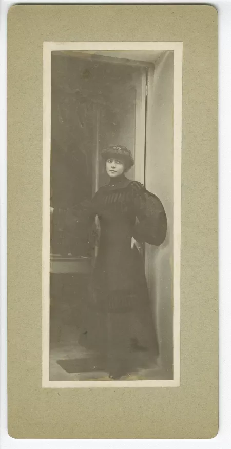 portrait photographique en pied de Lucie Delarue-Mardrus, en robe noire