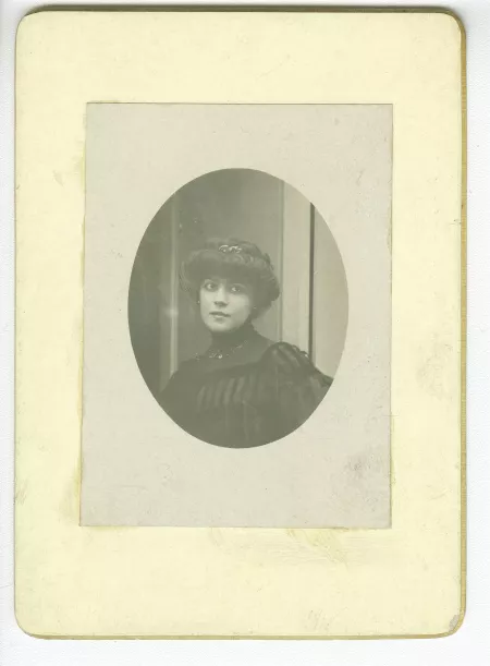 portrait photographique en buste de Lucie Delarue-Mardrus, en robe noire