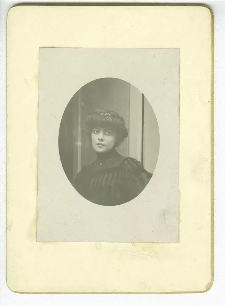 portrait photographique en buste de Lucie Delarue-Mardrus, en robe noire