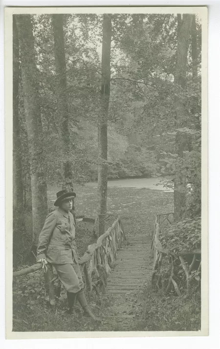 photographie de Lucie Delarue-Mardrus, près d’un pont
