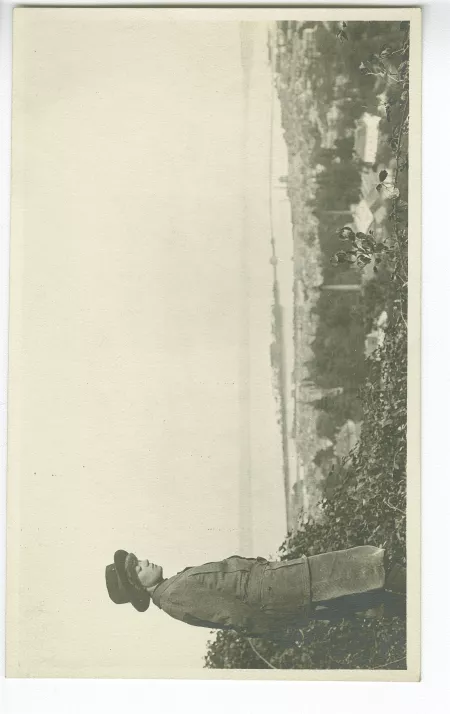 portrait photographique de Lucie Delarue-Mardrus, avec vue sur ville et mer