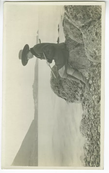 portrait photographique de Lucie Delarue-Mardrus, à la cravache, devant la mer