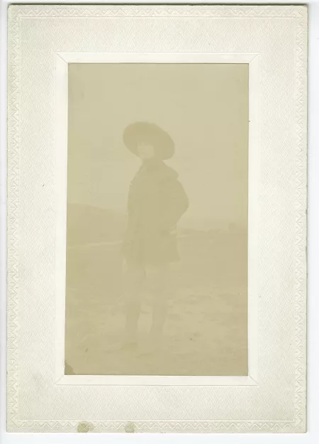 portrait photographique en pied de Lucie Delarue-Mardrus, à la cravache, devant la mer