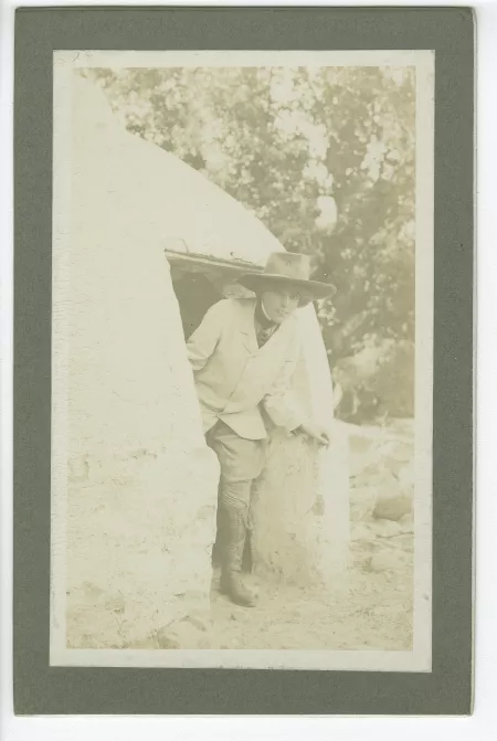 photographie de Lucie Delarue-Mardrus, sortant d’une hutte