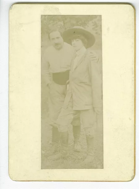 portrait photographique en pied de Lucie Delarue-Mardrus et de son mari le docteur Joseph-Charles Mardrus