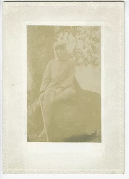 portrait photographique de Lucie Delarue-Mardrus, assise