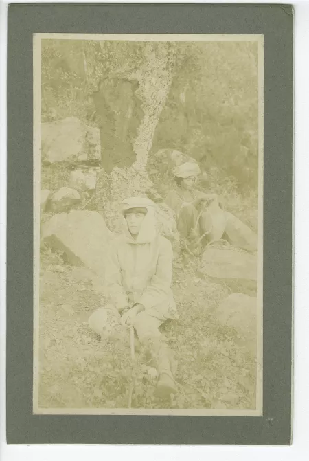 portrait photographique de Lucie Delarue-Mardrus, assise, et une autochtone