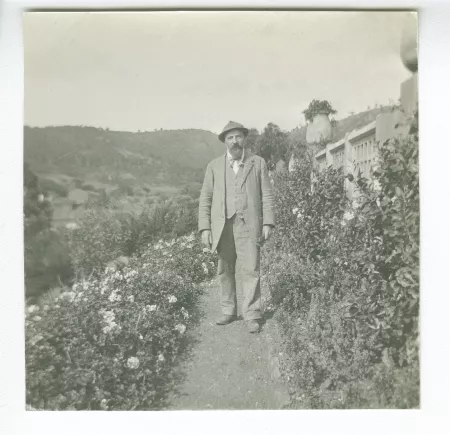 photographie d'Octave Van Rysselberghe, dans le jardin de la villa de Saint-Clair