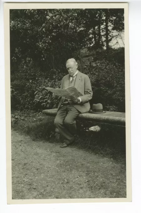 portrait photographique d'Edmund Gosse dans les jardins de La Malmaison près de Paris, le 3 mai 1928, quelques jours avant sa mort