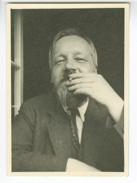 portrait photographique en buste de Bernard Groethuysen, de face, fumant, juillet 1931