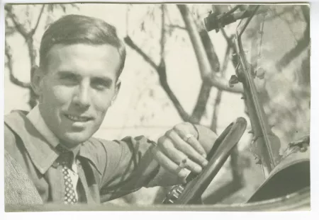 portrait photographique de Pierre Herbart, au volant de la voiture "Rosalie", dans le jardin de la villa Le Pin (Saint-Clair), le jour de son mariage avec Élisabeth Van Rysselberghe, 15 septembre 1931