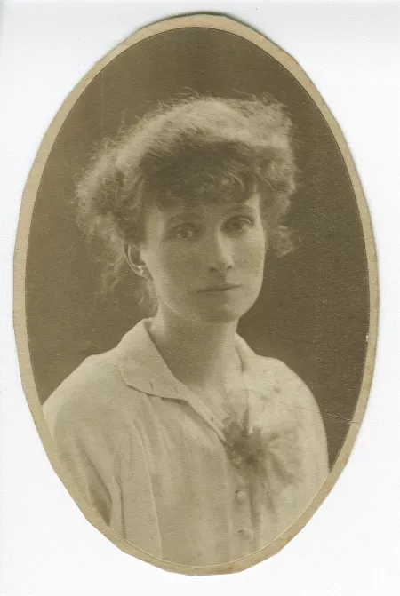 portrait photographique en buste d’Eugénie Combescot, la mère de Pierre Herbart