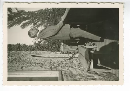 portrait photographique en pied de Rudolf Kassner, le jour de son 74e anniversaire, à un balcon du château de Muzot, 11 septembre 1947