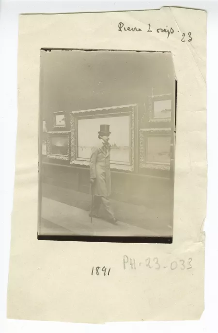 photographie de Pierre Louÿs, visitant une exposition de peinture