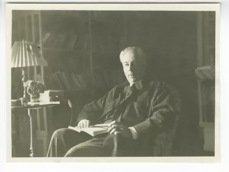 photographie de Roger Martin du Gard, assis, dans sa propriété du Tertre