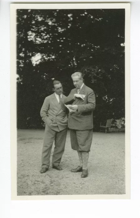 photographie de Roger Martin du Gard, à gauche, et Jacques Heurgon [?], aux décades de Pontigny