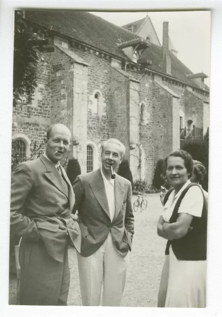 photographie montrant, de gauche à droite, Pierre Drieu la Rochelle, Roger Martin du Gard et Anne Heurgon, aux décades de Pontigny, août 1935