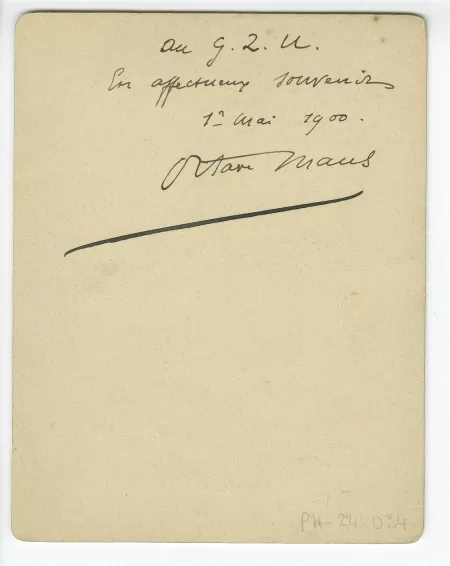 portrait photographique d'Octave Maus, tenant un vélo, mai 1900