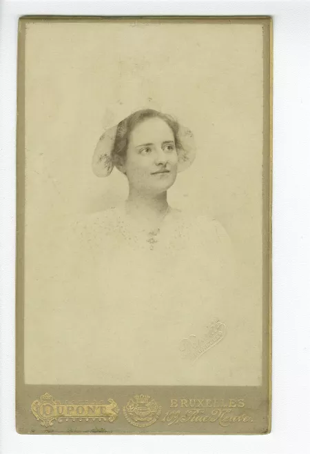 portrait photographique en buste de Madeleine Simon, jeune fille, avec une coiffe