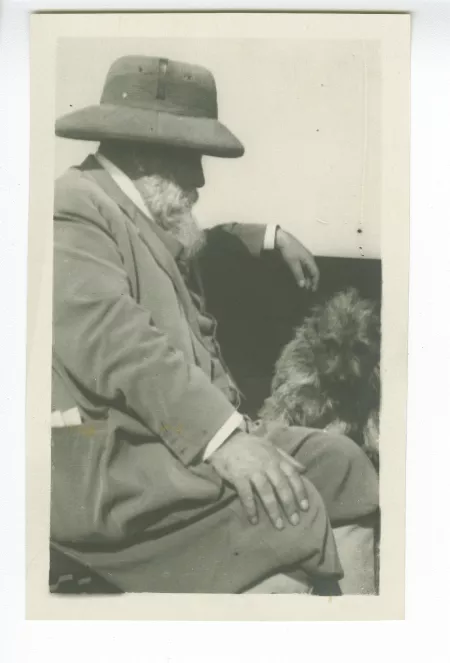 photographie d'Émile Mayrisch, portant un casque, avec un chien