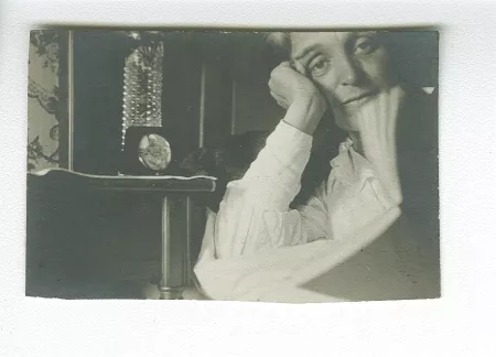 photographie d'Aline Mayrisch, lisant