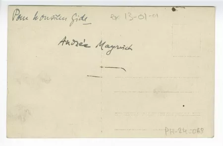 photographie-carte postale d'Andrée Mayrisch, debout près d’un cheval 