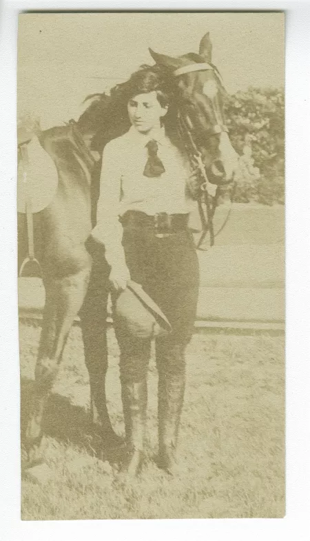 photographie d'Andrée Mayrisch, debout près d’un cheval 
