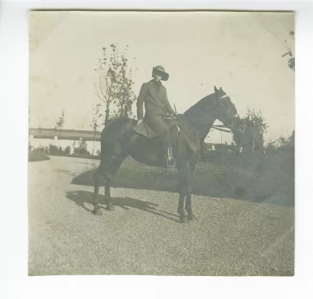 photographie d'Andrée Mayrisch, sur un cheval, août 1913