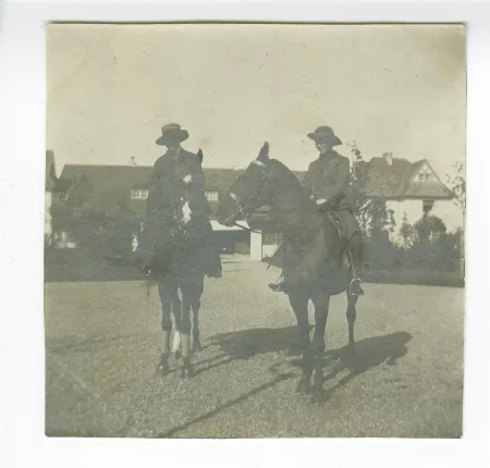 photographie d'Andrée Mayrisch, à droite, sur un cheval, et sa mère Aline Mayrisch [?], août 1913