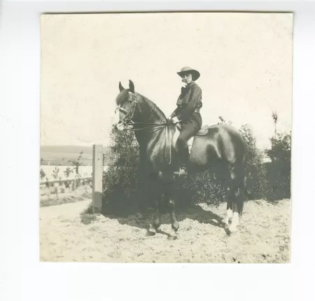 photographie d'Andrée Mayrisch, sur un cheval, été 1913