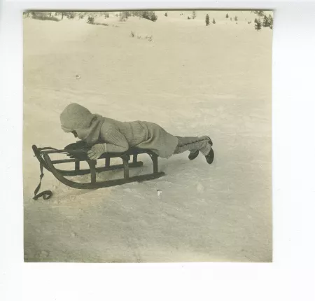 photographie d'Andrée Mayrisch [?] enfant, sur une luge