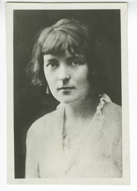 portrait photographique en buste de l'écrivaine Katherine Mansfield