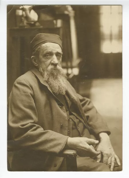 portrait photographique de l'artiste Constantin Meunier dans sa maison de la rue de l'Abbaye