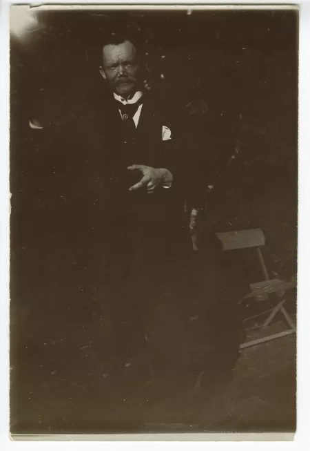 portrait photographique de Fédor Rosenberg, près d’un banc, dans le jardin de la propriété de Cuverville
