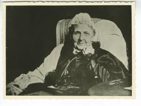 portrait photographique en buste d'une dame non identifiée