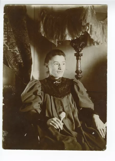 portrait photographique de la compagne du peintre Emmanuel Viérin, rencontrée à Biskra, dans la chambre d'André Gide au Royal-Hôtel, février-mars 1895