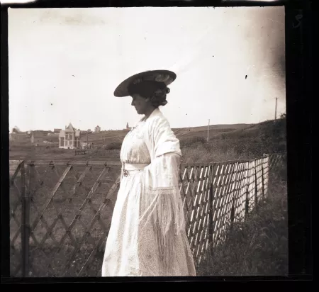 photographie de Laure Flé, dans le jardin de la villa Robinson, juillet 1905