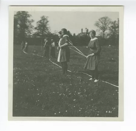 photographie d'élèves de l'école d'horticulture, jouant