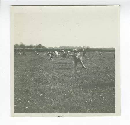 photographie d'élèves de l'école d'horticulture, jouant