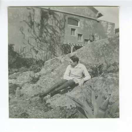 photographie de Jules Delacre [?], assis sur un rocher, à Saint-Clair, été 1913