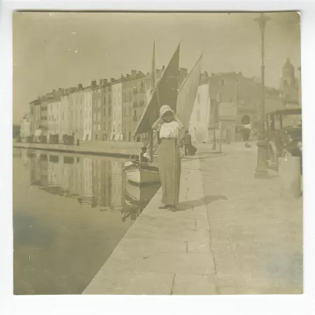 photographie de Marie-Thérèse Muller [?], sur le quai Suffren