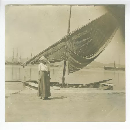 photographie de Marie-Thérèse Muller [?], sur le quai Suffren, devant un bateau