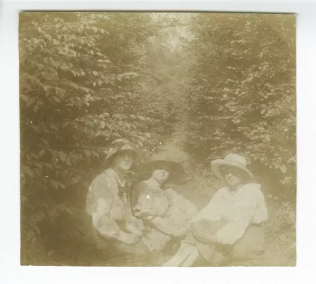 photographie montrant, de droite à gauche, Élisabeth Van Rysselberghe, Marie-Thérèse Muller et Mlle Longhurst [?], à l'école d'horticulture