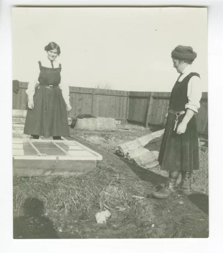 photographie de deux élèves de l'école d'horticulture à des travaux de jardinage