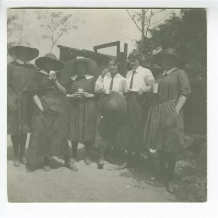 photographie d'un groupe d'élèves de l'école d'horticulture, avec Mlle Keller, amie d'Élisabeth Van Rysselberghe, au centre